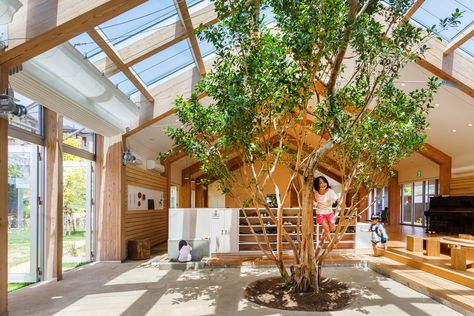 Espaços vazios, ensolarados, e com vegetação são ótimos para as crianças. #natureza#interiores#crianças Classroom Architecture, Nursery Daycare, Kindergarten Interior, Preschool Designs, Daycare Design, School Designs, Kanagawa Prefecture, Kindergarten Design, Nature School