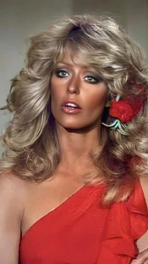 Farrah Fawcett Style, Feathered Haircuts, Haircuts Bangs, Farah Fawcett Hair, Fawcett Hair, Female Haircuts, Farah Fawcett, Bardot Hair, Timeless Hairstyles