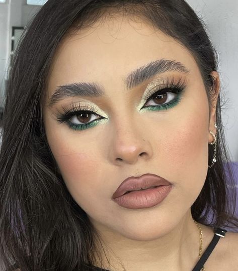 Emerald Green Dress Makeup Ideas Prom, Forest Green Prom Makeup, Emerald And Gold Makeup Looks, Natural Emerald Green Makeup, Emerald Green Eye Look, Emerald Green Prom Dress Makeup, Emareld Green Makeup Looks, Quinceañera Makeup Ideas Emerald Green, Emerald Dress Makeup Ideas