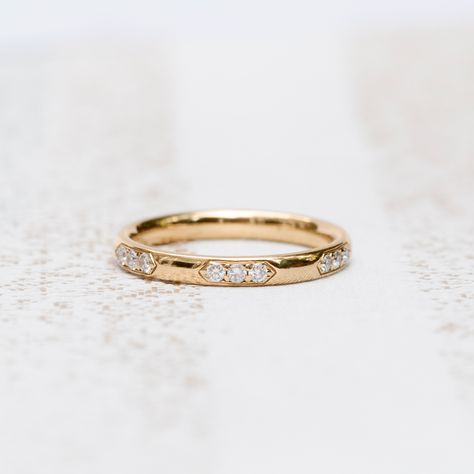 18 carat gold wedding band with clusters of 3 white diamonds all the way around the band. Colored Wedding Bands, Thick Wedding Bands, Personalized Wedding Bands, Simple Diamond Ring, Stacked Wedding Bands, Vintage Style Engagement Rings, Platinum Wedding Band, Cluster Engagement Ring, Circle Diamond