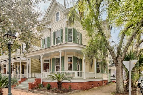 Southern Victorian Homes, Victorian Houses For Sale, Southern Style Homes, Victorian Homes Exterior, Green Shutters, Craftsman Homes, Southern House, Southern House Plans, Tiny House Floor Plans