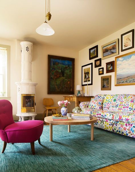 How to make your interiors look cohesive when you own a hodgepodge of things | House & Garden Scandinavian Maximalism, Meta Coleman, Pioneer House, Scandi Interiors, Spring City, American Interior, Josef Frank, American Houses, Rudolf Steiner