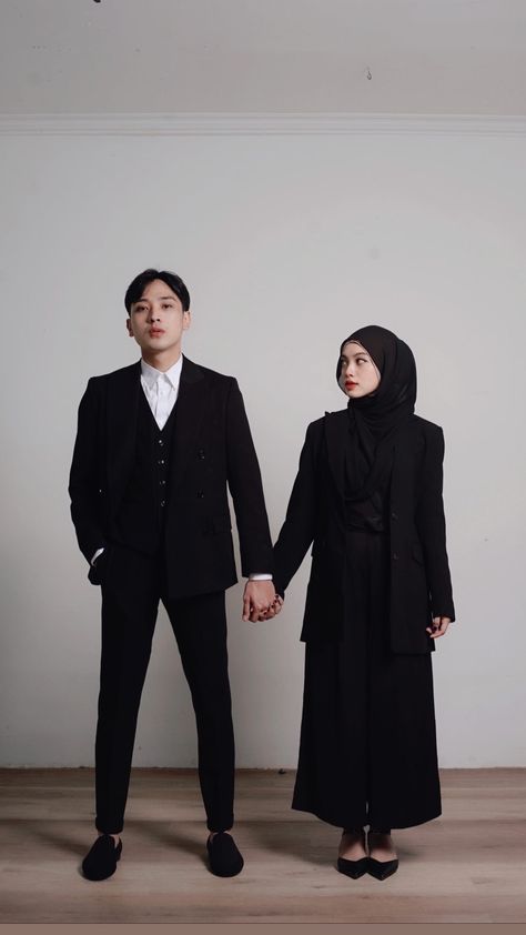 Fesyen Islam, Pre Wedding Photoshoot Props, Studio Photoshoot Ideas, Korean Couple Photoshoot, Pre Wedding Photoshoot Outfit, Korean Wedding Photography, Wedding Photo Studio, Wedding Photoshoot Props, Pre Wedding Photoshoot Outdoor