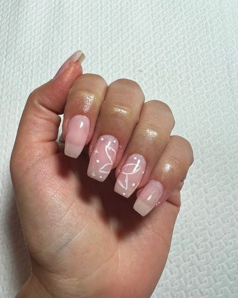 Butterfly Simple Nails, Butterfly Nails Easy, Outlined Nails Acrylic, Simple Butterfly Nail Designs, Easy Butterfly Nails, Simple Butterfly Nail Art, Butterfly Almond Nails, Simple Butterfly Nails, Summer Butterfly Nails