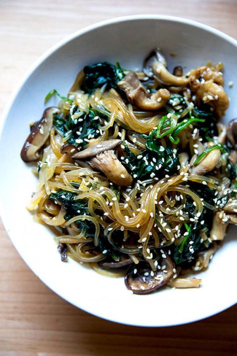 Vegetarian japchae (Korean glass noodles) — this recipe is surprisingly simple and so tasty. There's no stir-frying here — everything gets thrown into the pot at once covered, and 10 minutes later it's done! #japchae #korean #glass #noodles #vegetarian #vegan Vegetarian Japchae, Vegan Korean Recipes, True Food Kitchen Recipes, Primal Meals, Noodles Vegetarian, Glass Noodles Recipe, Korean Glass Noodles, Veggie Mains, True Food Kitchen