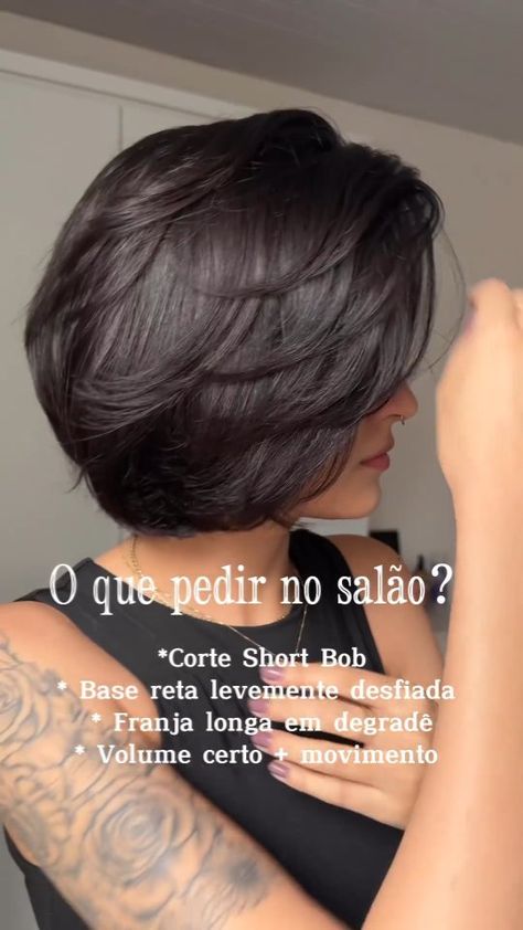 Sheila Bueno | Short Bob da @isasalustiano Gostou? Então já salva para se inspirar… | Instagram Messy Bob Haircut, Thick Hair Cuts, Bob Cuts, Chin Length Hair, Short Hair Trends, Hair Inspiration Short, Short Layered Haircuts, Short Hair Styles For Round Faces, Haircuts For Medium Hair