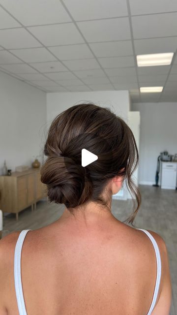 Simple Hair Chignon, Long Hair Low Bun Hairstyles, Low Buns For Wedding, Simple Easy Updos For Medium Hair, Brunette Low Bun Wedding, Simple Wedding Low Bun, Wedding Hairstyle Low Bun, Formal Low Bun Hairstyles Tutorial, Low Bun How To