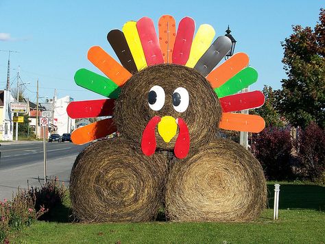 Turkey made from hay bales by Will S., via Flickr#diamondcandles #harvestcontest2012 Turkey Hay Bale, Halloween Hay Bale, Hay Bale Decorating Ideas, Farm Playground, Decorated Hay Bales, Hay Bale Decor, Painted Hay Bales, Hay Bale Decorations, Hay Bale Ideas