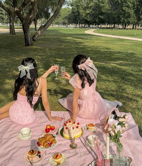 Picnic Photo Shoot, Picnic Pictures, Regency Wedding, Sweet Sixteen Birthday Party Ideas, Picnic Inspiration, Party Photoshoot, Picnic Birthday, Photo Recreation, Best Friend Photoshoot