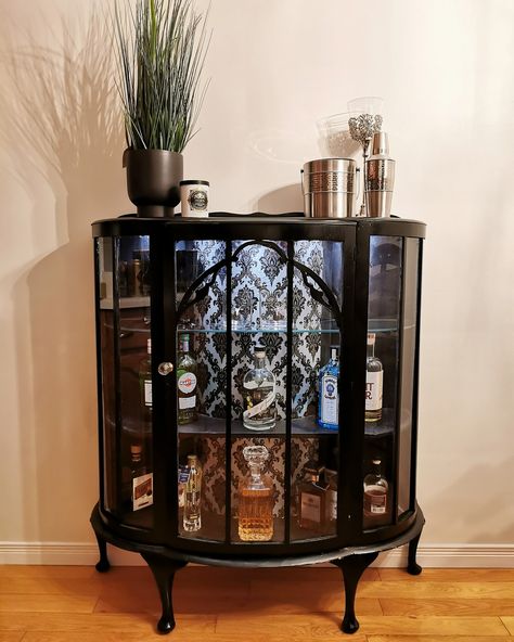 #gincabinet #bar #cocktail #upcycle #furniture #recycle #vintage #retro Gin Cabinet Upcycle, Whiskey Cabinet Ideas, Gin Cupboard, Curio Cabinet Makeover, Diy Hutch, Cabinet Upcycle, Drinks Cabinets, Cocktail Cabinets, Gin Cabinet