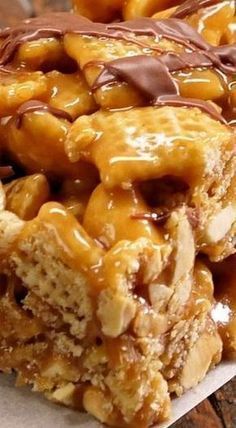 No bake peanut butter fudge Chex bars Loaded Cereal Bars, Chex Cereal Treats, Chex Bars, Pb Fudge, Caramel Bars Recipe, Peanut Butter Caramel, Weight Watcher Desserts, Butter Caramel, Gooey Caramel