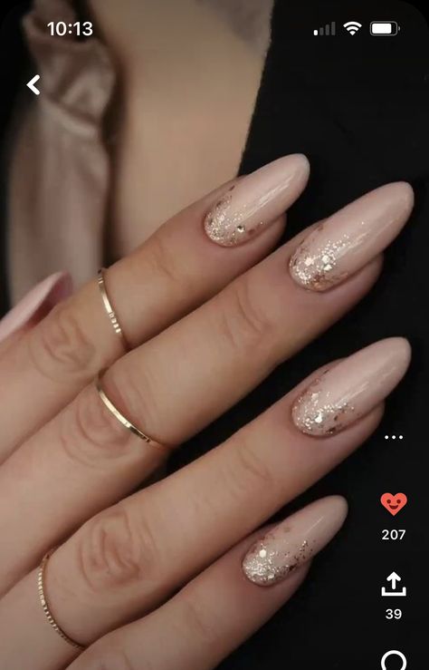 White With Gold Sparkle Nails, Nude Almond Nails With Gold Design, Gold Dress Nail Ideas, Nail Ideas With Black Dress, Light Brown And Gold Nails, Henna Style Nails, Elegant Wedding Guest Nails, Adele Nails Inspiration, Nude Nails Gold Accent