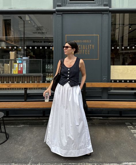 White Flowy Skirt Outfit, Flowy Outfits, Wide Leg Jeans Outfits, Big Skirt, Style Wide Leg Jeans, Big Skirts, Black Ruffle Top, White Long Skirt, White Pleated Skirt