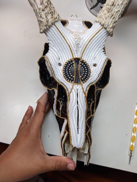 Beaded Cow Skulls, Bead Art Patterns, Oddities Art, Painted Deer Skulls, Deer Skull Art, Borax Crystals, Painting Apron, Buffalo Skull, Animal Pins