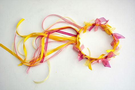 Aesthetic Nest: Craft: Ribbon and Flower Crowns (Tutorial) Safari Kids Crafts, Diy Flower Crown Headband, Fairy Party Games, Fairy Crowns Diy, Flower Crown Tutorial, Diy Floral Crown, Ribbon Crown, Diy Ribbon Flowers, Crown For Kids