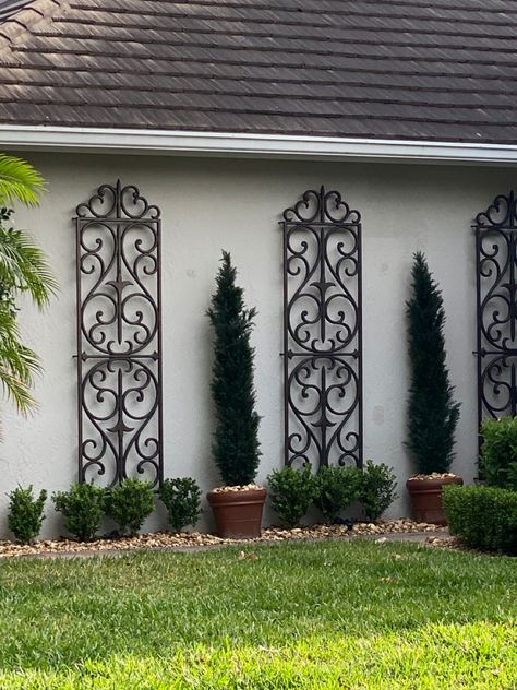 Blank Wall Front Of House Exterior, California Garden Design, Wrought Iron Trellis, Brick Wall Decor, Evergreen Landscape, Terrace Garden Ideas, Iron Trellis, Wall Trellis, Courtyard Landscaping