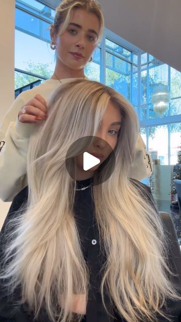 Tori Elyse on Instagram: "WINTER BLONDE ❄️ & let me show you how it’s done ⬇️⬇️⬇️ I love slightly tweaking my blonde formulas as the seasons change. It keeps it interesting and fun for the client and also continues to challenge me to try something DIFFERENT. Embracing the challenge of constant reinvention, because who wants the same hair forever? 💅🏻 Here’s my formula breakdown : Lowlight : 7N/ 1/4 8N @lorealpro Richesse. (Note I lowlighted her mids but left out all of her ends for bright pops) - Face frame highlights - Root smudge 7N/ 7T @redken #redkenshadeseq - Gloss 10BS/ 10V @goldwellus Colorance ❄️ Would you let me do this to you? 💇🏼‍♀️ #fansēsalon #fansēfox" Bright Face Framing Highlights, Blonde Root Smudge, Blonde Formulas, Face Frame Highlights, Frame Highlights, Root Smudge, Winter Blonde, Blonde Roots, Face Frame