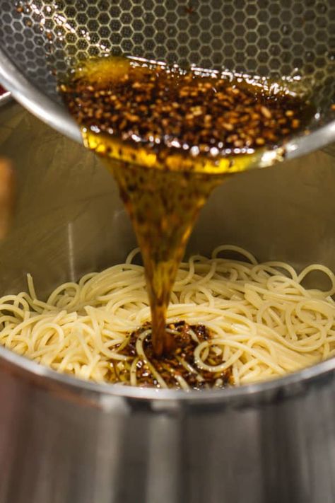 adding spice-infused olive oil to spaghetti pasta to make spicy spaghetti aglio e olio Chili Oil Spaghetti, Oil Sauce For Pasta, Chili Oil Pasta, Oil Pasta Sauce, Speggetti Recipes, Chili Onion Crunch, Aglio E Olio Recipe, Pasta Aglio E Olio, Pasta Aglio