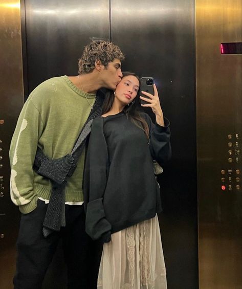 Couple Poses Mirror Pic, Wearing Boyfriends Clothes, Couple Outfits Matching Casual, Pic Inspiration, Couple Ideas, Couple Fits, Hollywood Bowl, Couple Style, Couples Vibe