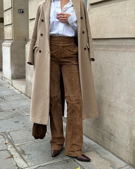 going to make these brown suede pants my entire personality because i think they deserve it Brown Suede Bell Bottoms Outfit, Brown Suede Pants Outfit, Suede Pants Outfit, Brown Suede Pants, Thrift Outfit, Closet Outfits, Brown Pants Outfit, Bell Bottoms Outfit, Suede Outfit