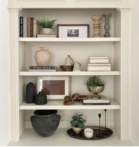 Home Office Shelf Styling, Picture Frame Styling Shelves, Vintage Vase Decorating Ideas, Office Shelf Decor Men, Book Case Styling Ideas, Amber Lewis Shelf Styling, Earthy Bookshelf Decor, Modern Vintage Shelf Decor, Top Of Built Ins Decor