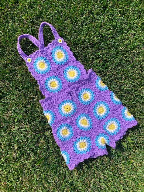 Granny Square Overalls Free Pattern, Free Crochet Overalls Pattern, Overalls Crochet, Granny Square Overalls, Crochet Overalls Pattern, Flower Overalls Crochet, Crochet Shortalls, Crochet Overalls, Crochet Romper