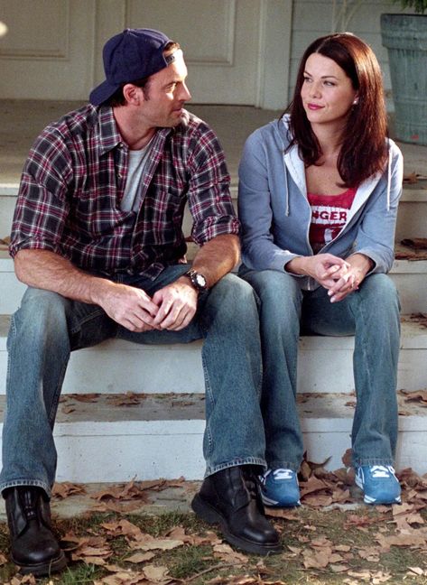 15 Things You Never Noticed About Gilmore Girls | Glamour Gilmore Girls Reunion, Luke And Lorelai, Scott Patterson, Amy Sherman Palladino, Gilmore Girls Outfits, Team Logan, Wallpaper Retro, Gilmore Girl, Ginger Rogers