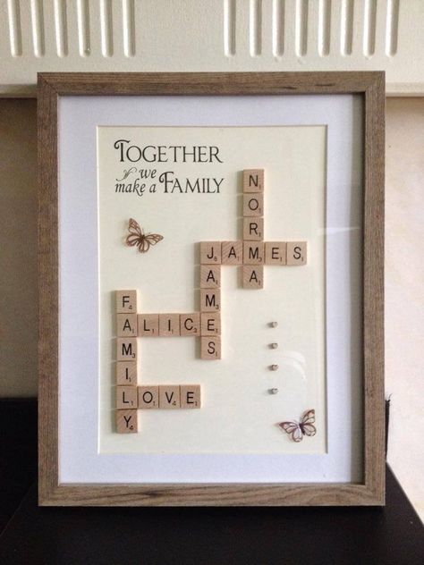 Scrabble Tile Frame Ideas, Family Scrabble Frame, Scrabble Family Frame, Family Craft Projects, Diy Family Art, Scrabble Wall Art Diy Framed, Diy Family Gifts, Family Art Ideas, Family Craft Ideas