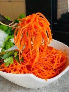 Korean Carrot Salad, Korean Carrot, Banchan Recipe, Carrot Salad Recipes, Simple Vinaigrette, Shredded Carrots, Russian Food, Tasty Videos, Fun Salads