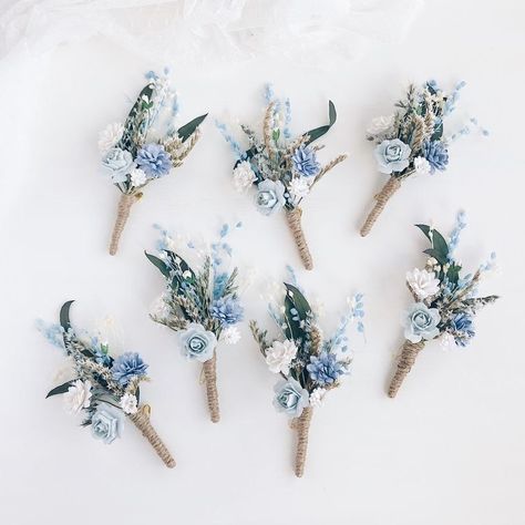 Boutonniere Blue, Groomsman Boutonniere, Wedding Flower Guide, Flower Boutonniere, Rustic Boutonniere, Rustic Wedding Decorations, Blue And White Flowers, Blue Wedding Bouquet, Groomsmen Boutonniere