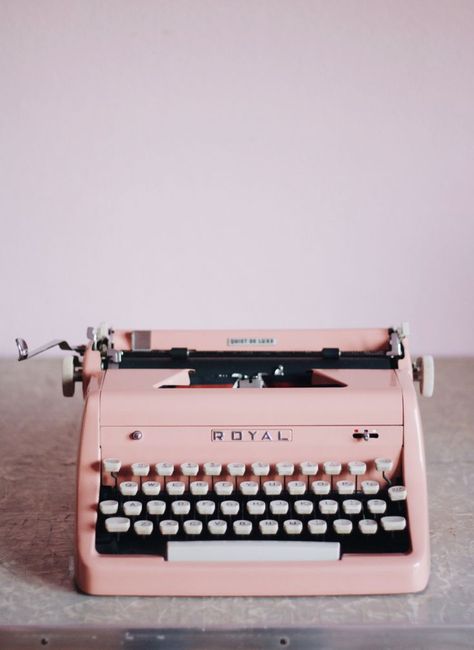 Type Writer Aesthetic Vintage, Typewriter Aesthetic, Pink Typewriter, Writer Aesthetic, Aesthetic Types, Vintage Typewriters, Pink Iphone, The Good Old Days, Aesthetic Vintage