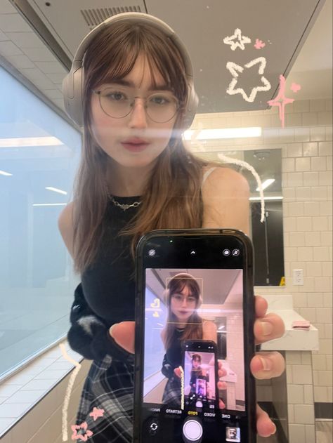 mirror selfie with doodles Mirror Selfie Drawing Reference, Aesthetic Selfie Edits Ideas, Drawing On Selfies Ideas, Selfie Doodle, Mirror Selfie For Instagram, Cute Mirror Selfie Poses, Doodle Selfie, Selfie Drawing, Selfie Poses Mirror