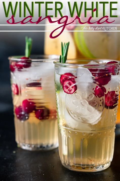 White Wine Sangria Recipe, Winter Sangria, Christmas Drinks Alcohol Recipes, Holiday Sangria, Christmas Sangria, Christmas Drinks Alcohol, White Wine Sangria, Wine Sangria, Timmy Time