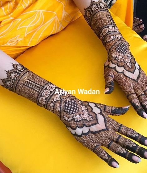 Mehendi Designs Bridal, Outfits For Bride, Bride Mehendi, Mehendi Designs For Hands, Mehendi Lehenga, Lehenga For Bride, Mehendi Bridal, Design Mehendi, Hand Mehendi