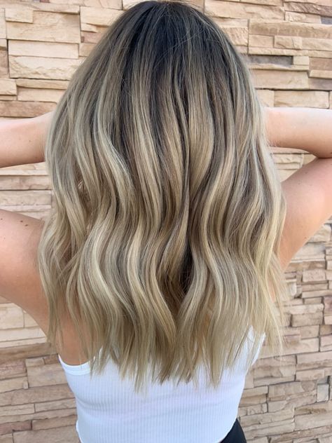 Root Melt With Blonde Highlights, Heavy Highlight With Root Smudge, Smudgy Root Blonde, Blonde Hair Dark Root Smudge, Dark Blonde Hair Shadow Root, Smudge Roots Blonde, Rooty Lived In Blonde, Brown To Blonde Root Smudge, Root Smudge Blonde Before And After