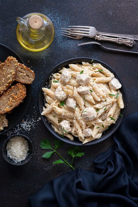 Delicious Instant Pot Chicken Alfredo Pasta! Party Food Dishes, Amazing Food Photography, Pasta Recipes Alfredo, Chicken Alfredo Recipes, Instant Pot Pasta Recipe, Chicken Alfredo Pasta, Homemade Alfredo Sauce, Alfredo Pasta, Alfredo Recipe