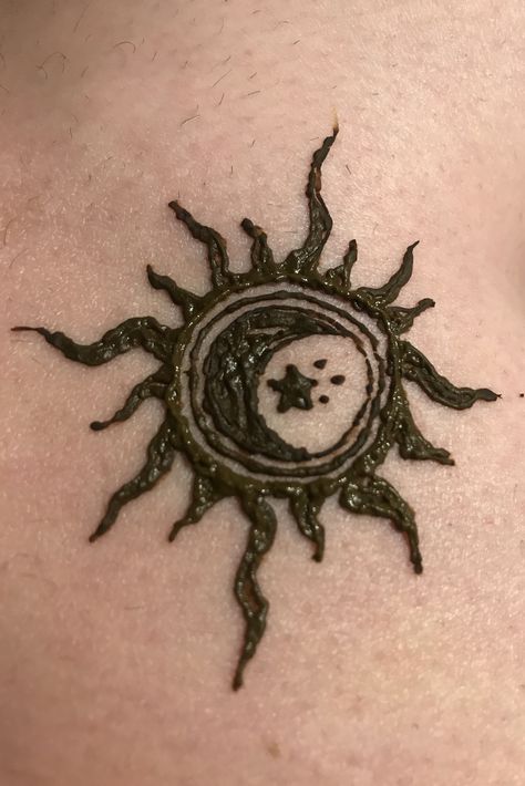 Sun Moon Henna, Moon Henna, Henna Moon, Shoulder Henna, Small Henna Tattoos, Cute Henna Designs, Cute Henna Tattoos, Small Henna, Henna Inspired Tattoos