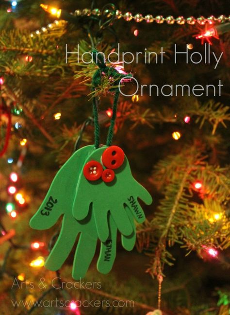 Here is a fun, quick Christmas ornament craft you can do with your kids! Makes a great gift item or handmade ornament to enjoy for years to come! Ornament Homemade, Holly Ornament, Christmas Ornaments Diy Kids, Ornaments Diy Kids, Homemade Christmas Ornaments Diy, Kids Christmas Crafts, Christmas Crafts For Toddlers, Kids Christmas Ornaments, Christmas Crafts For Gifts