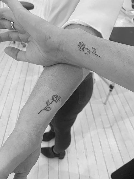 Cute Feet Tattoos Ideas For Women, Sister Tattoos Flower, Tattoo Ideas Best Friends Meaningful, Tattoo With Sister, Flower Sister Tattoos, Matching Flower Tattoos Best Friends, Tattoo With Best Friend, Tattoo Ideas For Sisters Matching, Flower Matching Tattoos