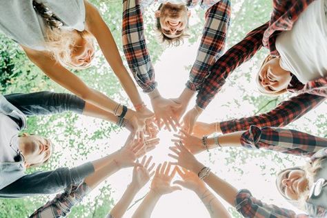 30 team building activities for teens, families and couples that will get you to know each other better. Fun Group Games, Youth Conference, Team Building Games, Youth Group Games, Hands In The Air, Activities For Teens, Building Activities, Fun Group, Building Games