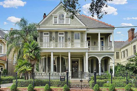 Garden District Mansion with "Best Floor Plan Ever" asks $2.1M - Curbed New Orleansclockmenumore-arrow : New Orleans House Plans, New Orleans Mansion, New Orleans Apartment, Old House Exterior, New Orleans Garden District, New Orleans Architecture, Colonial Mansion, Louisiana Homes, New Orleans Homes