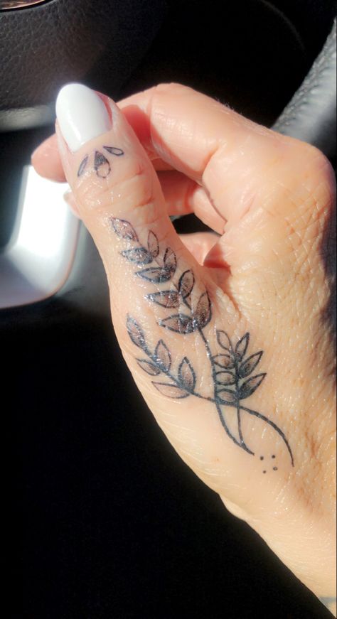 Small Tattoo Ideas Leaves, Vine Thumb Tattoos For Women, Green Thumb Tattoo Ideas, Thumb Leaf Tattoo, Matching Vine Tattoos, Vine Thumb Tattoo, Wrist Leaf Tattoo, Leaf Tattoo Finger, Flower Thumb Tattoo