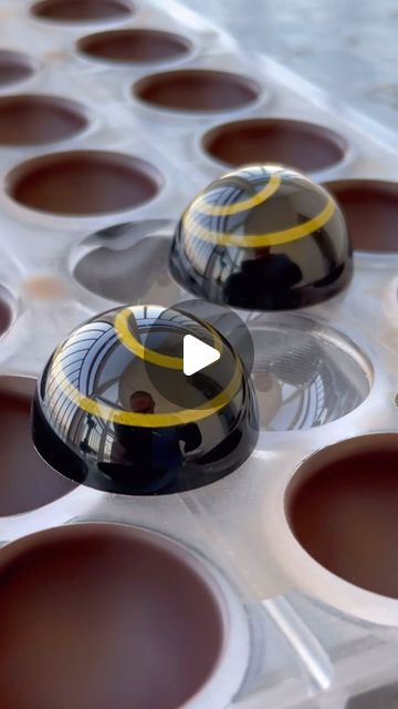 How To Make Chocolate Molds, Moulded Desserts, Bonbon Chocolate, Chocolate Bonbons Recipe, Chocolate Designs, Chocolate Pralines, Bon Bons Recipe, Praline Chocolate, Chocolate Bonbons