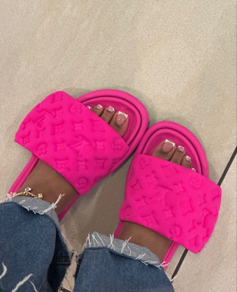 Cute Slides Black Women, Lv Slides Outfit, Hot Pink Baddie Aesthetic, Slippers Outfit, Black Bratz Doll, Slides Outfit, Crocs Fashion, Pink Crocs, Pretty Sandals