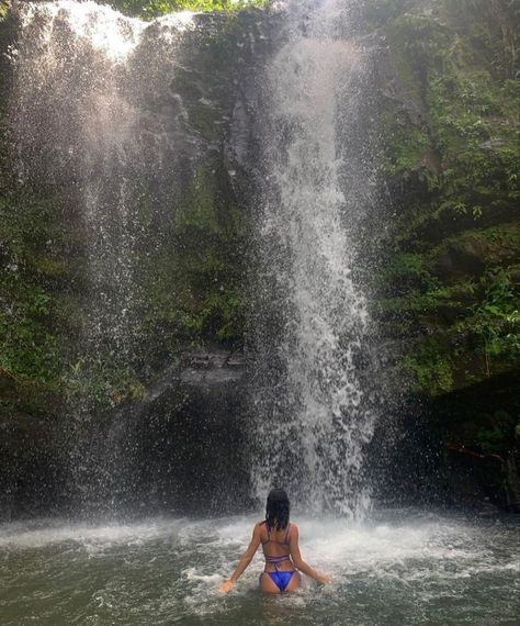 Cenit Nadir, Under A Waterfall, Fortuna Costa Rica, Waterfall Pictures, Waterfall Photo, Summer Picture Poses, October 21, Vacation Pictures, Fall Pictures