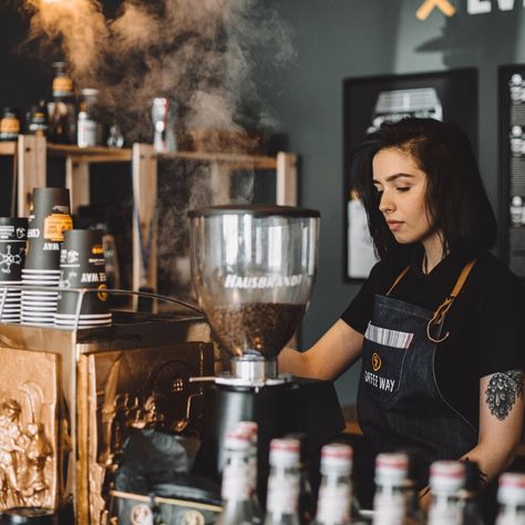 Female Barista Aesthetic, Coffeshop Photography, Barista Aesthetic Female, Barista Photoshoot, Coffee Barista Photography, Barista Photography, Coffee Shop Barista, Customer Photography, Cafe Barista