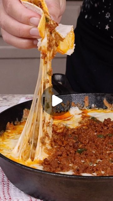 Alex y Gaby Vlogs on Instagram: "Queso Fundido con Chorizo INGREDIENTES: - 1 diente de ajo - 1/4 de cebolla chica - 1 a 2 chiles jalapeños - 12 oz de chorizo (aprox. 340 gr) - quesos de tu preferencia de 2 a 3 yo use: Oaxaca, Chuhuahua y Mozzarella la cantidad al gusto.  #alexygabyvlogs #quesofundido #chorizo #viral #reels #recetas #choriqueso #quesoflameado #recetasconchorizo #" Chilaquiles With Chorizo, Ground Beef Chorizo Recipes, Chorizo Fundido Dip, Choriqueso Dip, Choriqueso Recipe, Beef Chorizo Recipes, Oaxaca Cheese Recipes, Chorizo Quesadilla, Longaniza Recipe