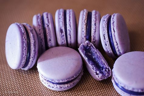 Coming back from a recent trip to my homeland in Southeast Asia, I brought with me a lot of ideas/inspirations for baking macarons. This is the first of a series I’m planning on trying out in the n… Ube Macarons, Filipino Pastries, Halayang Ube Recipe, Ube Desserts, Baking Macarons, Ube Cake, Purple Desserts, Ube Recipes, Filipino Food Dessert