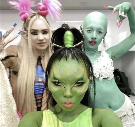 Alien Makeup Aesthetic, Drag Creature, Alien Fursona, 60s Alien, Alien Aesthetic Outfit, Alien Photoshoot, Starcrossed Lovers, Scifi Aesthetic, Alien Princess