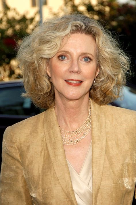 Middle Hairstyles, Mother Of The Bride Hairdos, Medium Hairstyles For Women, Longhair Hairstyles, Blythe Danner, Middle Hair, 60 Year Old Woman, 60 Hairstyles, Brown Curls